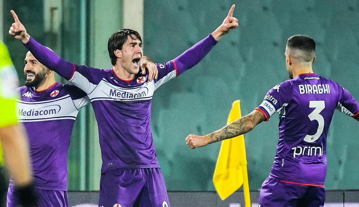 Pemain asal Serbia itu juga berkesempatan memecahkan rekor Cristiano Ronaldo perihal gol terbanyak dalam satu tahun di Liga Italia yakni 33 gol. Sepanjang 2021, jika ditotal dari musim lalu dan paruh awal musim ini, Vlahovic sudah mengoleksi 30 gol di Liga Italia. (AFP/Filippo Monteforte)