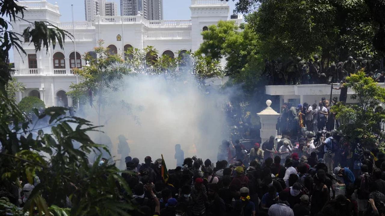 Polisi menggunakan gas air mata saat pengunjuk rasa Sri Lanka menyerbu kantor perdana menteri Ranil Wickremesinghe di Kolombo, Sri Lanka, Rabu, 13 Juli 2022. (Rafiq Maqbool/AP)