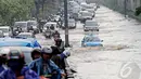 Banjir setinggi lutut orang dewasa itu membuat arus lalu lintas tersendat. Padahal hari ini Persija akan berlaga di Senayan, Jakarta, Jumat (30/5/2014) (Liputan6.com/Faizal Fanani)
