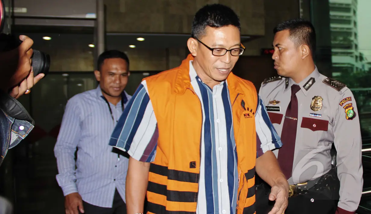 Abdul Rouf tersangka kasus perantara suap Ketua DPRD Bangkalan Fuad Amin Imron, keluar gedung KPK, Jakarta, Selasa (24/3/2015). Ajudan Fuad Amin itu diperiksa terkait dugaan korupsi jual beli gas alam di Bangkalan, Jawa Timur. (Liputan6.com/Helmi Afandi)