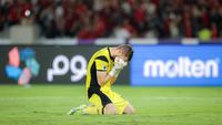 Kiper Timnas Indonesia, Maarten Paes, merayakan kemenangan atas Bahrain pada laga kedelapan putaran ketiga Grup C kualifikasi Piala Dunia 2026 di Stadion Utama Gelora Bung Karno, Jakarta, Selasa (25/3/2025) malam WIB. (Bola.com/Bagaskara Lazuardi)