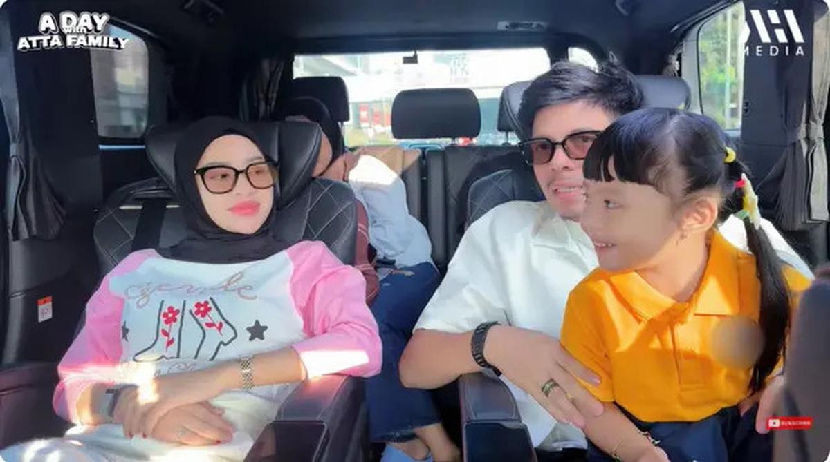 6 Detail Outfit Kasual Aurel Hermansyah Antar Ameena di Hari Pertama Sekolah