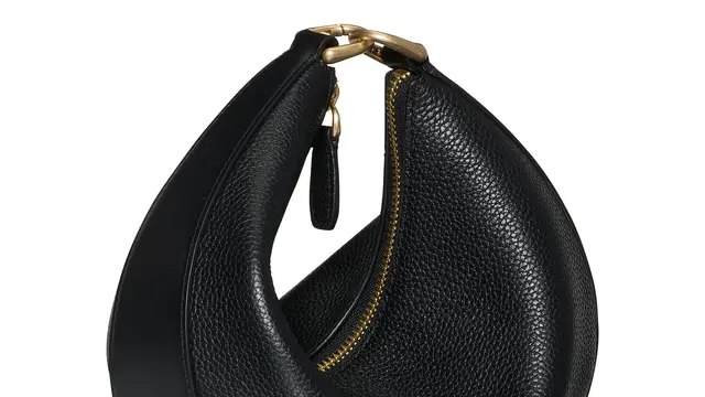 Gaya Laufey di Royal Variety Performance, Ball Gown Silver & Tas Duo Kate Spade New York yang Jadi Pusat Perhatian