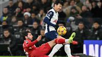 Gelandang Liverpool asal Hungaria #08, Dominik Szoboszlai (kiri), berebut bola dengan penyerang Tottenham Hotspur asal Korea Selatan #07, Son Heung-Min (kanan), selama pertandingan Liga Primer Inggris antara Tottenham Hotspur dan Liverpool di Stadion Tottenham Hotspur di London, pada 22 Desember 2024. (Glyn KIRK/AFP)