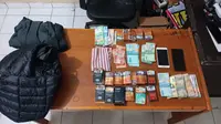 Beberapa barang bukti yang digunakan MA (27), terduga pelaku peredaran uang palsu (Upal) di Warung milik  Supardi, Kampung Pasar Kulon, Desa Mekarsari, Kecamatan Cikajang, Kabupaten Garut. (Liputan6.com/Jayadi Supriadin)