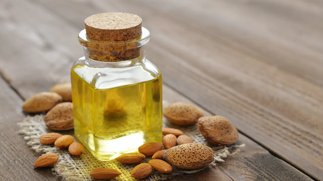 cerahkan ketiak hitam dgn minyak almond