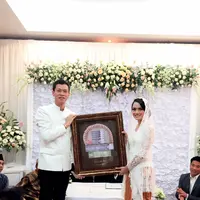 Jika diperhatikan, mas kawin yang diberikan Ferry Wijaya kepada Ririn Ekawati merupakan tanggal akad nikah mereka. (via Mario Markoneng)