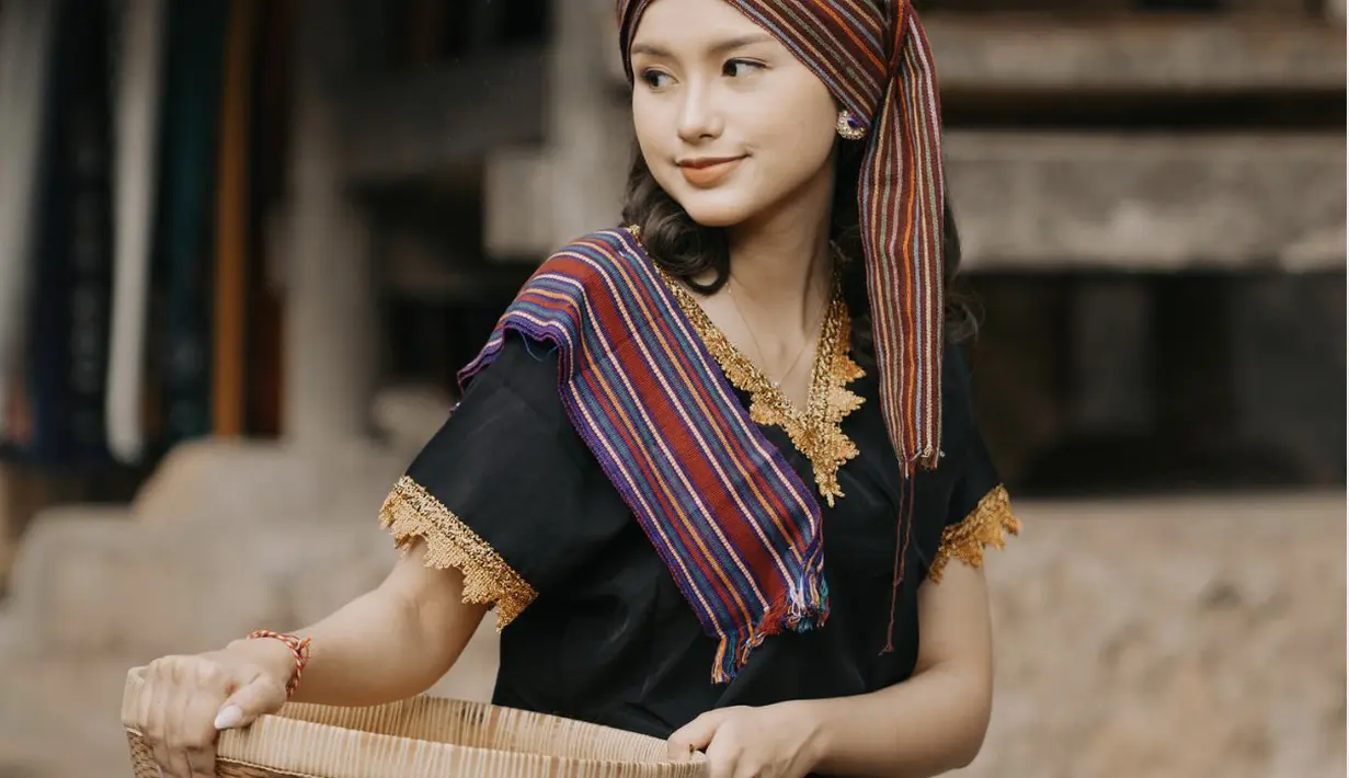 Ia juga tampak memesona berbusana khas Lombok, lengkap dengan hiasan kepala yang digunakannya. [Foto: Instagram/ Sarah Menzel]