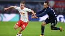 Gelandang RB Leipzig, Dani Olmo, berebut bola dengan penyerang Union Berlin, Marcus Ingvartsen, pada laga lanjutan Liga Jerman di Red Bull Arena Stadium, Kamis (21/1/2020) dini hari WIB. RB Leipzig menang tipis 1-0 atas Union Berlin. (AFP/Annegret Hilse/pool)