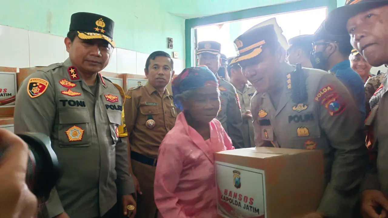 Kapolda Jatim Irjen Pol Toni Hermanto membagikan paket  sembako kepada korban banjir Kalibaru Banyuwangi. (Istimewa)