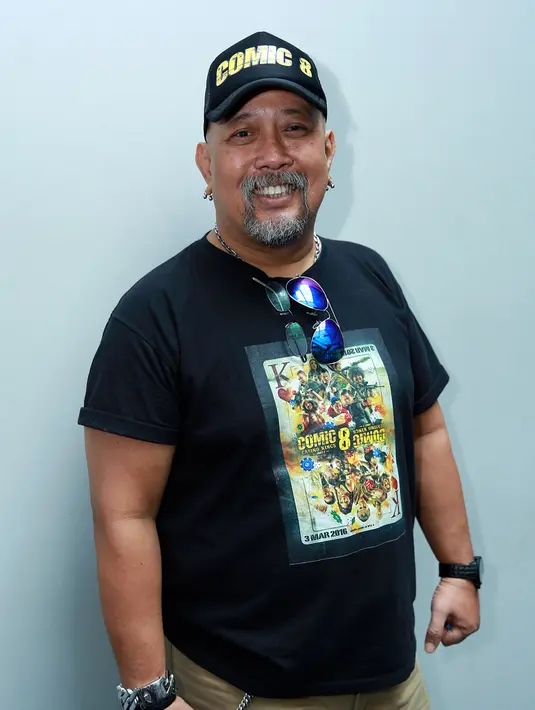 "Dalam waktu dekat mau bikin Warkop Reborn karena kan dibilang legend. Tapi legend itu seperti apa. kalo Warkop dimainkan orang lain baru legend," kata Indro di SCTV Tower, Jakarta Pusat, Selasa (8/3/2016). (Deki Prayoga/Bintang.com)