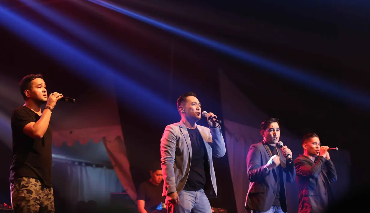 Lagu ‘Percayalah’ yang dibawakan oleh Coboy menjadi klimaks penampilan mereka sebelum akhirnya para pria ini pamit undur diri. Lagu ini diambil dari album pertama mereka pada tahun 1992. (Nurwahyunan/Bintang.com)