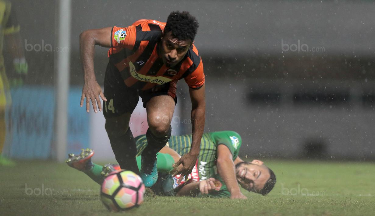 Aksi Perseru Serui, Ronaldo Mesido melewati adangan pemain PS TNI, Redouane Zerzouri (kanan) pada lanjutan Liga 1 2017 di Stadion Pakansari, Bogor (07/10/2017). PS TNI menang 2-1. (Bola.com/Nicklas Hanoatubun)