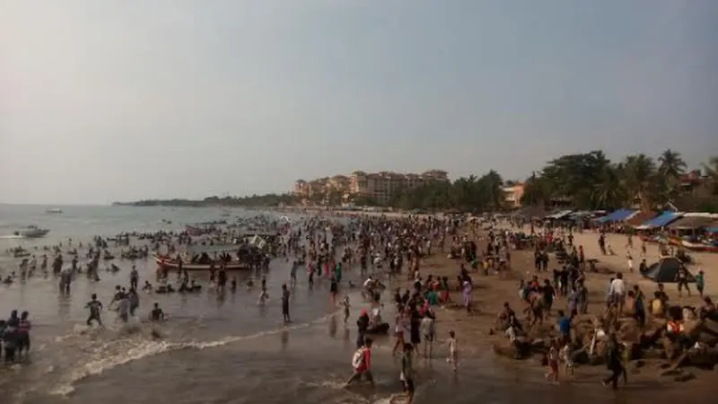 Ribuan Wisatawan Masih Penuhi Pantai Anyer