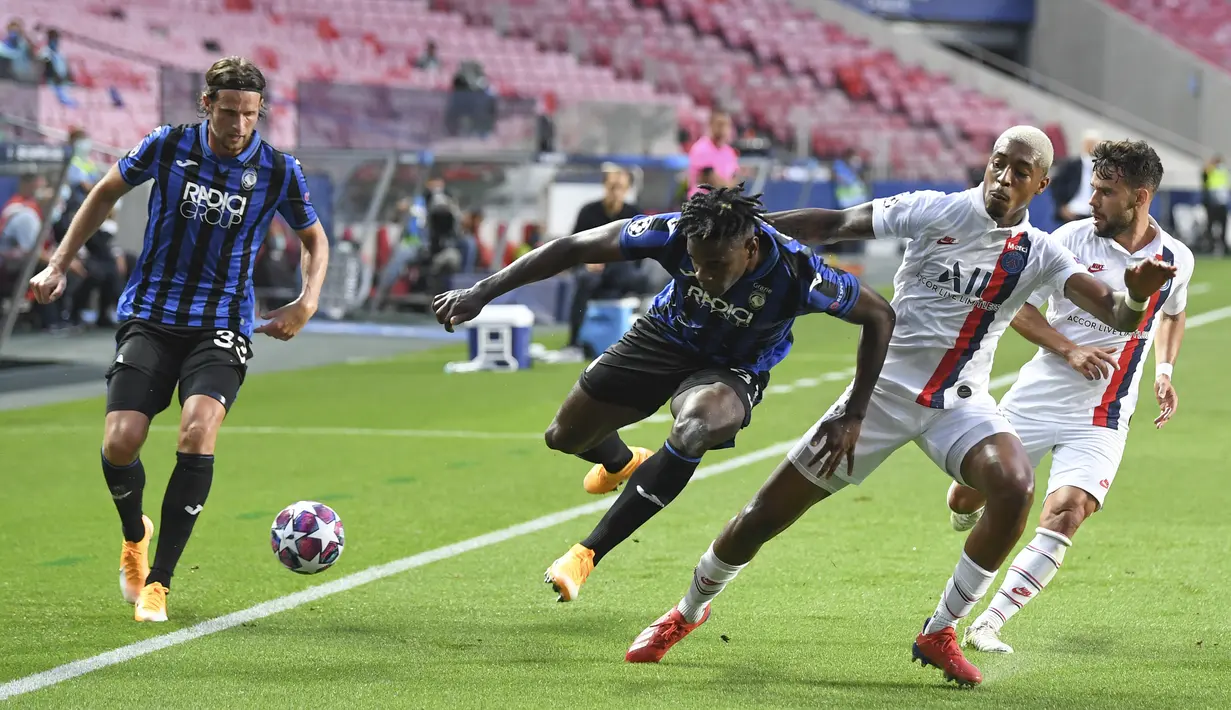 Pemain Atalanta Duvan Zapata (kedua kiri) berebut bola dengan pemain Paris Saint-Germain Presnel Kimpembe pada pertandingan perempat final Liga Champions di Luz Stadium, Lisbon, Portugal, Rabu (12/8/2020). Paris Saint-Germain menang 2-1. (David Ramos/Pool Photo via AP)