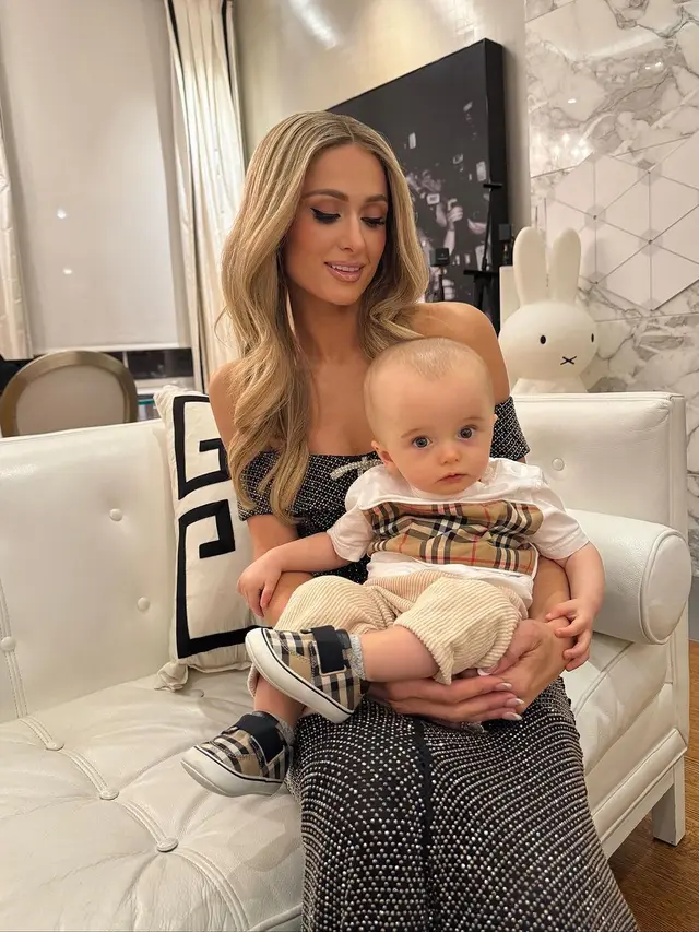 Paris Hilton Ngamuk Kepala Bayinya Dihina Haters, Sebut Anaknya Memang