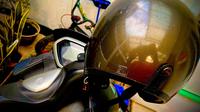 Ilustrasi sepeda motor dan helmnya. (Foto: Liputan6.com/Putu Merta).