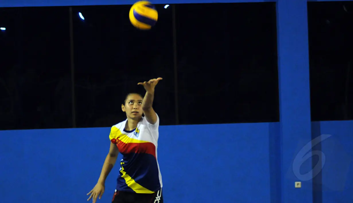 Jelang perhelatan Pertamina Proliga 2015, tim putri Jakarta Electric PLN berlatih di Aula P3B PLN Cinere, Depok, Kamis (28/1/2015). salah satu pemain, Yolla Yuliana berlatih melakukan 'serve'. (Liputan6.com/Helmi Fithriansyah)
