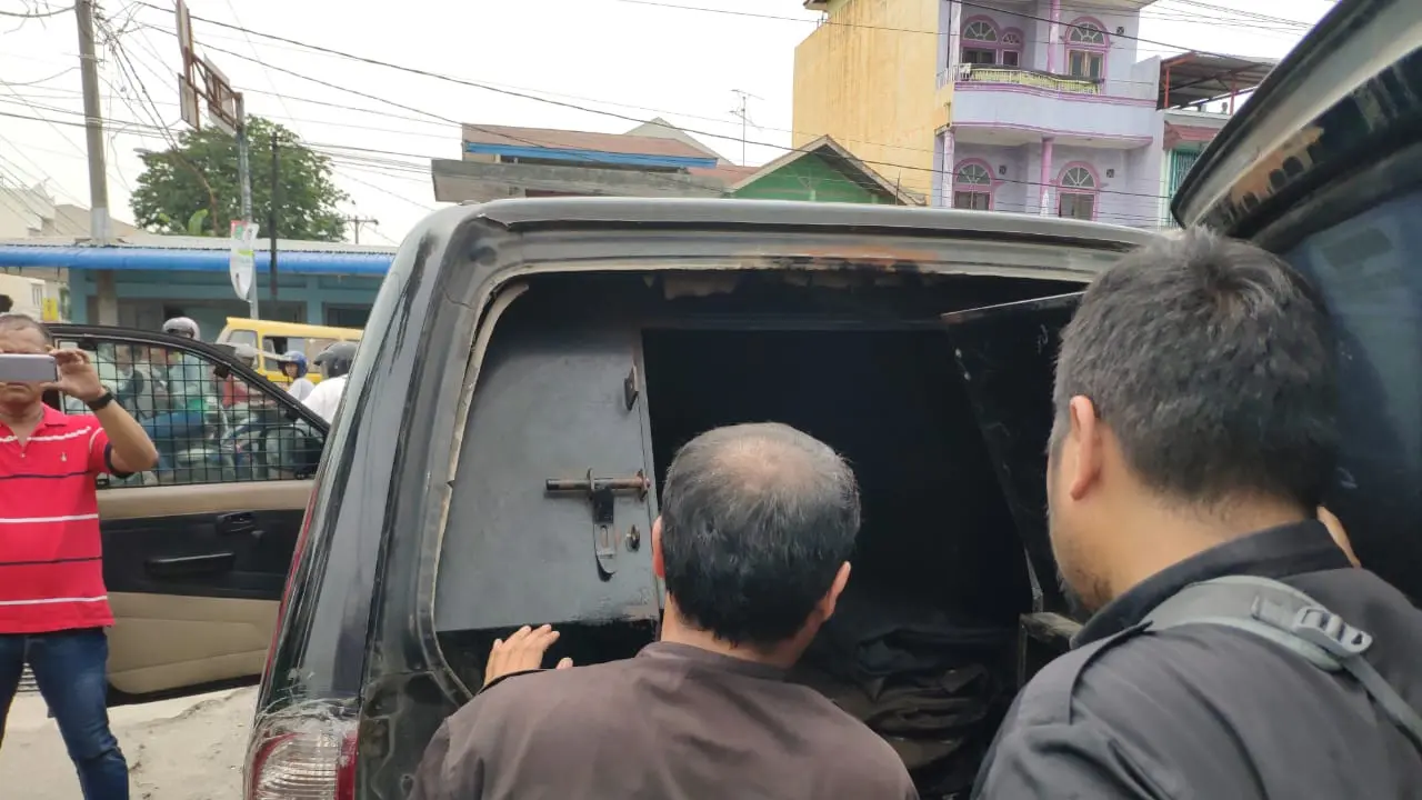 Mobil vendor pengisi uang ATM dirampok