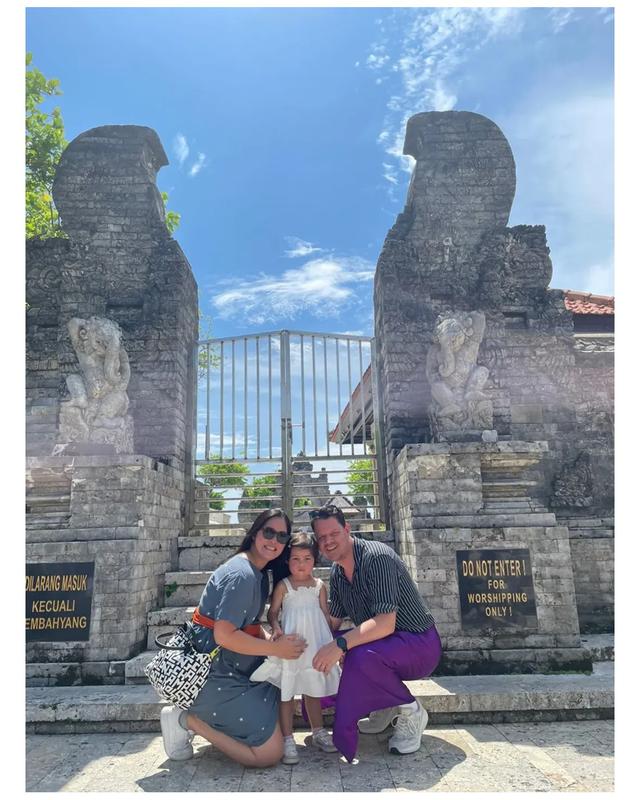 5 Potret Gracia Indri diduga hamil anak kedua, pamer baby bump saat liburan bareng keluarga di Bali