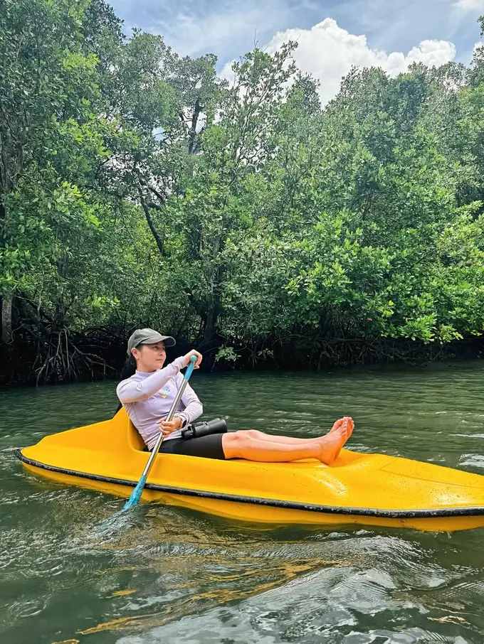 Gaya Sporty Prilly Latuconsina Tampil Sporty dan Menawan dengan Bare Face di Hutan Mangrove Kaimana