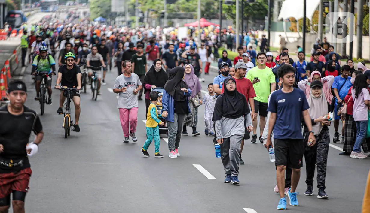 Warga berolahraga saat car free day di kawasan Bundaran HI, Jakarta, Minggu (4/12/2022). Penurunan kasus positif COVID-19 di Indonesia sudah mulai terlihat dalam sepekan belakangan. (Liputan6.com/Faizal Fanani)