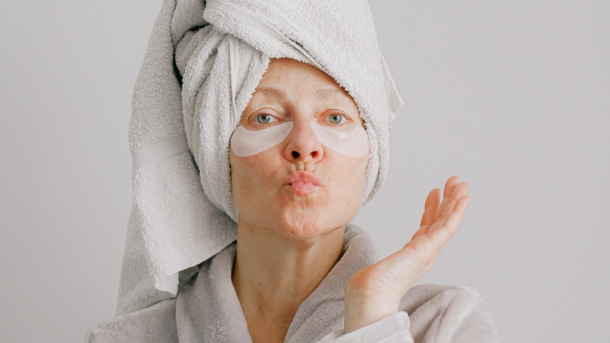 Berapa Lama Pakai Eye Mask? Ini Durasi Ideal dan Cara Pakai yang Benar