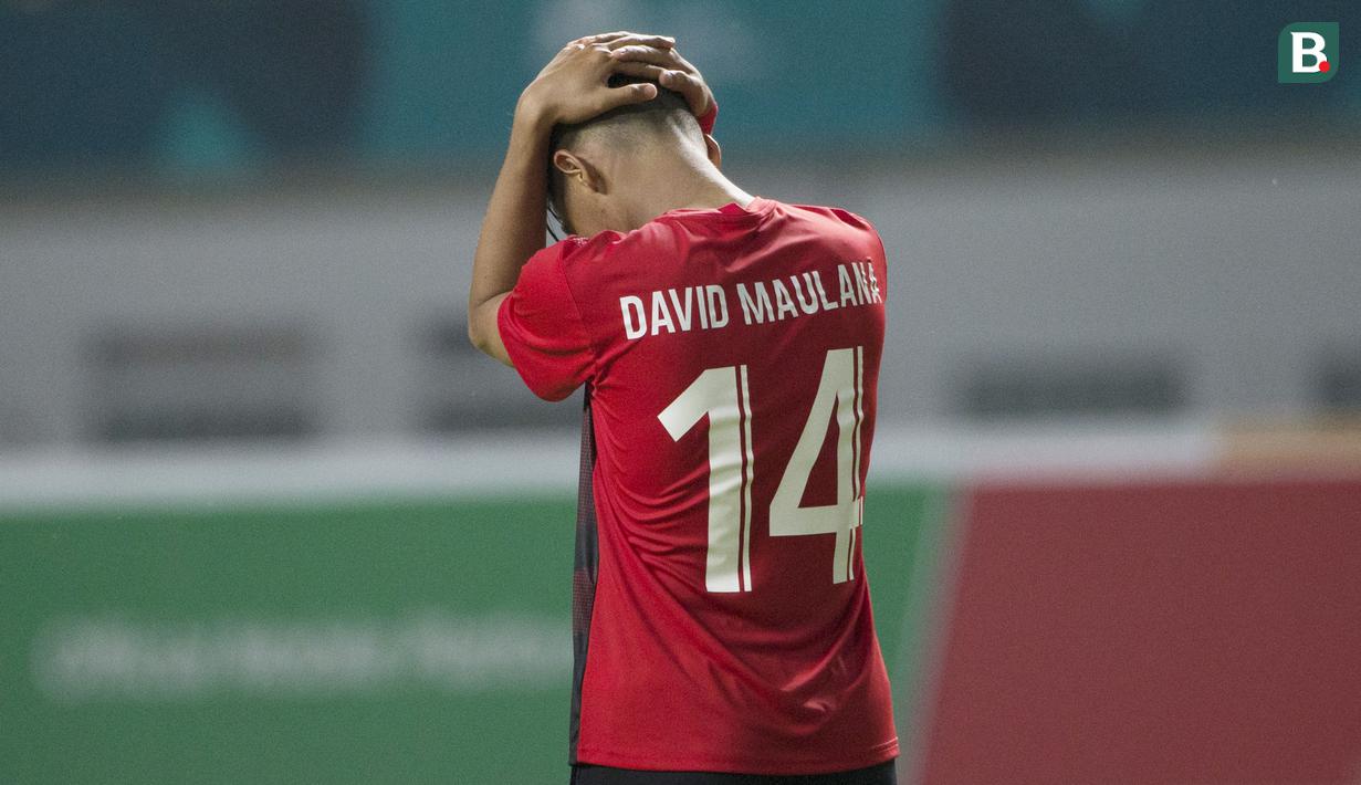 GelandangIndonesia, Septian David Maulana, usai gagal mengeksekusi tendangan penalti ke gawang Uni Emirat Arab (UEA) pada laga Asian Games di Stadion Wibawa Mukti, Jawa Barat, Jumat (24/8/2018). (Bola.com/Vitalis Yogi Trisna)