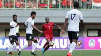 Aksi striker timnas Indonesia, Boaz Solossa saat menghadapi Fiji pada uji coba di Stadion Patriot Chandrabhaga, Bekasi, Sabtu (2/9/2017). Duel itu berakhir dengan skor 0-0. (Liputan6.com/Helmi Fithriansyah)