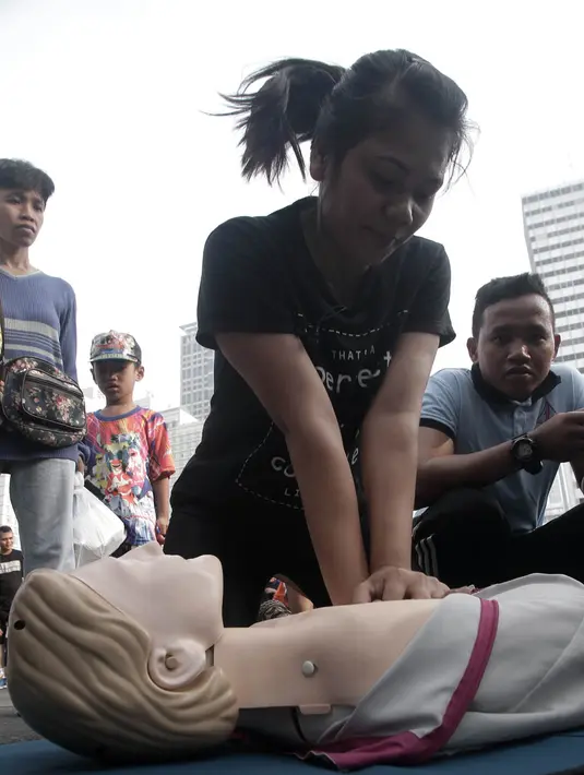 Seorang wanita melakukan simulasi teknik Cardiopulmonary Resuscitation (CPR) saat sosialisasi siaga bencana di kawasan Bundaran HI, Jakarta, Minggu (15/4). Kegiatan ini sekaligus untuk memperingati hari siaga bencana. (Merdeka.com/Iqbal S Nugroho)