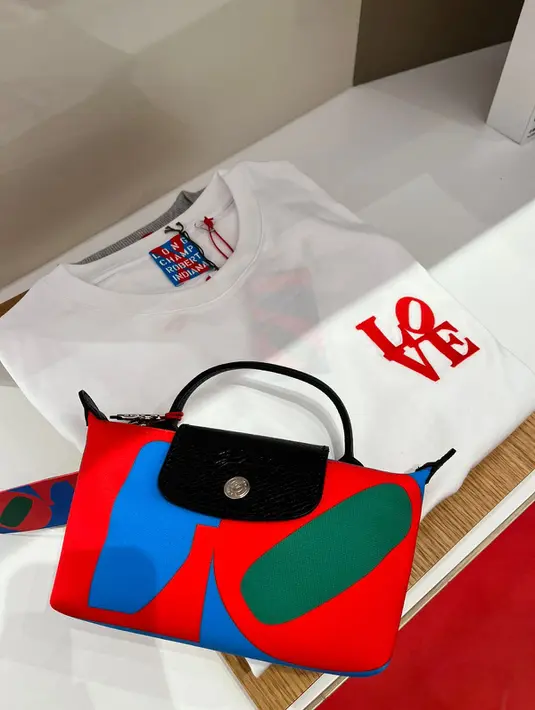 Tak hanya pada produk tas, karya seni Robert Indiana juga menghiasi produk aksesori dan busana. Cocok untuk dikenakan saat akhir pekan dalam tampilan kasual.  / Foto: Adinda Tri Wardhani - Fimela.com.
