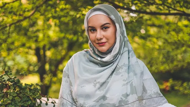 6 Potret Irish Bella dengan Berbagai Gaya Berhijab, dari Elegan Hingga Simpel