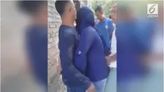 Terjadi keributan saat seorang istri melihat suaminya bersama wanita lain. Tak hanya itu, si suami bahkan dipeluk oleh wanita tersebut.
