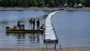 Pengembangan proyek ini berlangsung selama hampir enam bulan dengan mengumpulkan sampah plastik di berbagai titik di ibu kota Serbia. (AP Photo/Darko Vojinovic)