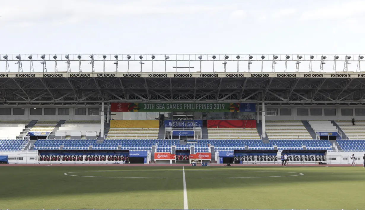 Suasana dari Stadion Rizal Memorial di Manila, Senin (25/11). Lokasi ini akan menjadi venue cabang sepak bola SEA Games 2019. (Bola.com/M Iqbal Ichsan)