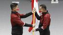 <p>Ketua Komite Olimpiade Indonesia (KOI), Raja Sapta Oktohari menyerahkan bendera Merah Putih kepada Sekjen KOI sekaligus CdM Indonesia di SEA Games 2021, Ferry Kono dalam acara pengukuhan atlet SEA Games 2021. (Bola.com/M Iqbal Ichsan)</p>