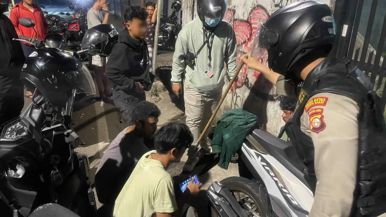 Tim Patroli Perintis Presisi Polres Metro Jakarta Barat mengamankan tujuh remaja diduga ingin tawuran di Duri Kosambi, Cengkareng, Jakarta Barat.