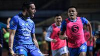 Selebrasi pemain Persib Bandung, Ezra Walian (kiri), setelah mencetak gol penyeimbang kedudukan ke gawang Dewa United pada menit ke-90+2 dalam pertandingan lanjutan pekan ketiga BRI Liga 1 2023/2024 yang berlangsung di Stadion Gelora Bandung Lautan Api, Jawa Barat, Jumat (14/7/2023). (Bola.com/Bagaskara Lazuardi)