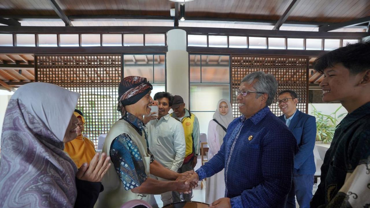 ayah Andromeda Sufi Anggoro dan rektor ITB Tatacipta Dirgantara
