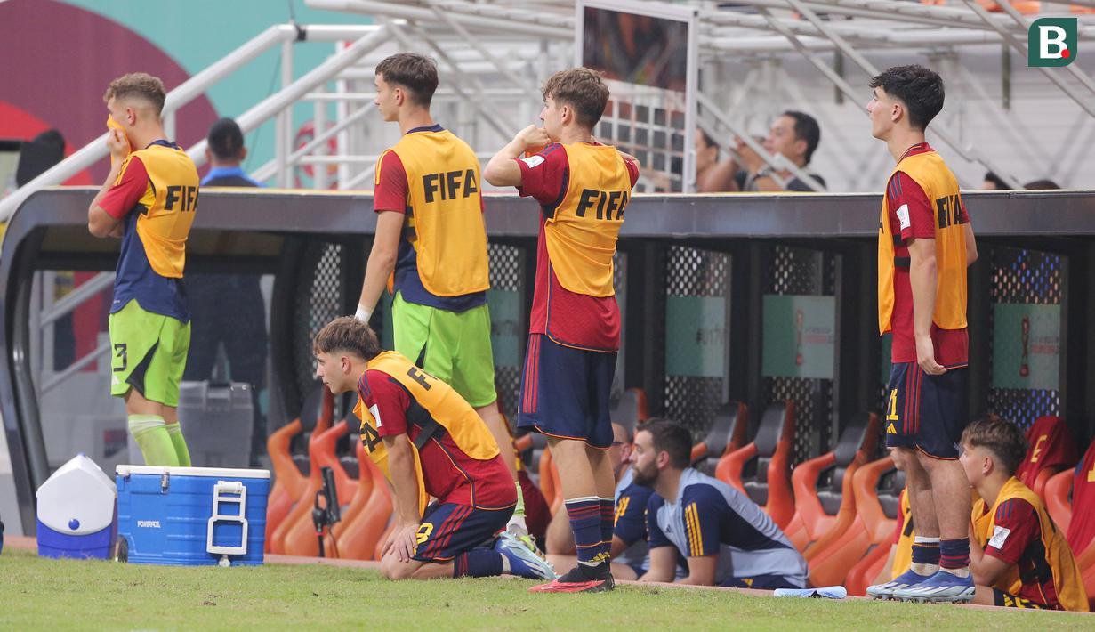 Sejumlah pemain Timnas Spanyol U-17 tampak serius mengamati jalannya laga melawan Jerman U-17 pada babak perempat final Piala Dunia U-17 2023 di Jakarta International Stadium (JIS), Jumat (24/11/2023). (Bola.com/M Iqbal Ichsan)