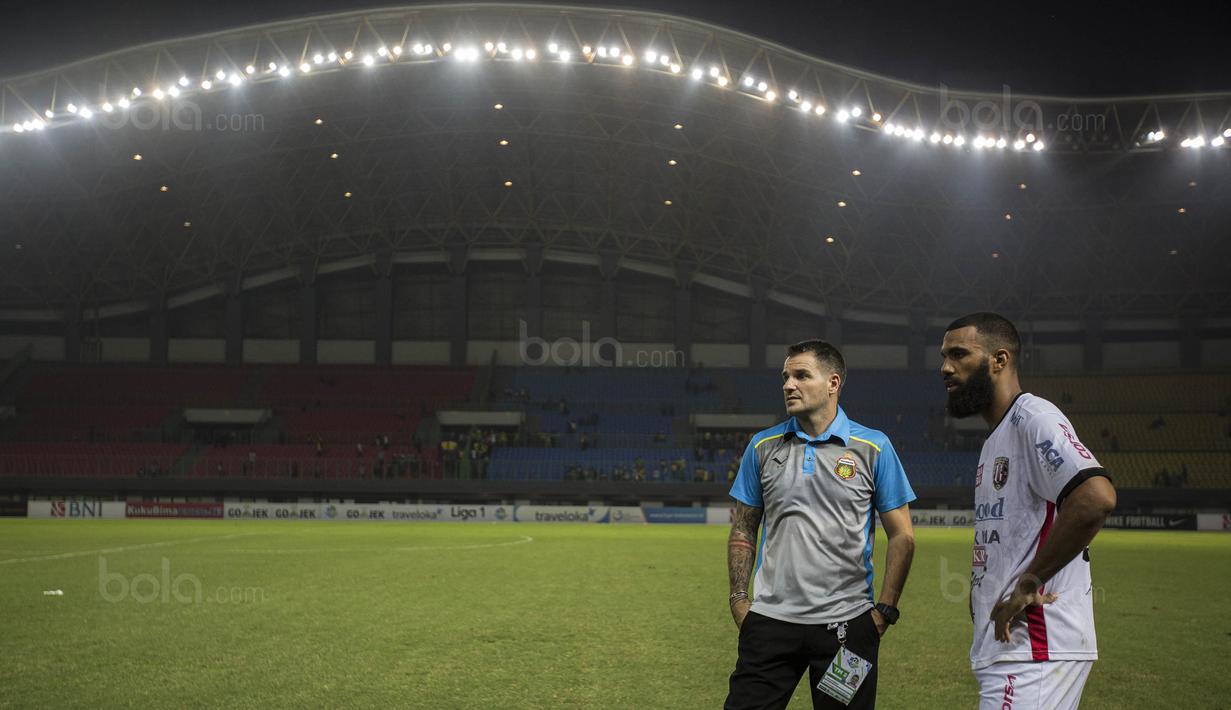 Pelatih Bhayangkara FC, Simon McMenemy, berbincang dengan striker Bali United, Sylvano Comvalius, usai laga Liga 1 Indonesia di Stadion Patriot, Bekasi, Jumat (29/9/2017). Bhayangkara menang 3-2 atas Bali. (Bola.com/Vitalis Yogi Trisna)