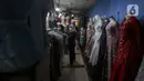 Sejumlah wanita melihat-lihat busana di pusat penjualan pakaian dan tekstil Pasar Tanah Abang Blok B, Jakarta, Selasa (19/1/2021). Kementerian Perindustrian memproyeksikan kinerja tekstil 2021 akan bergerak positif, meski masih tipis di level 0,93 persen. (Liputan6.com/Johan Tallo)