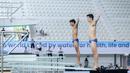 Pasangan Andriyan (kanan) dan M. Yudha Prasetyo bersiap melakukan lompatan dalam nomor papan lompat indah putra Indonesia Open Aquatic Championships 2025 (IOAC 2025) di Stadion Akuatik GBK, Senayan, Jakarta, Selasa (25/11/2025). (Bola.com/Bagaskara Lazuardi)
