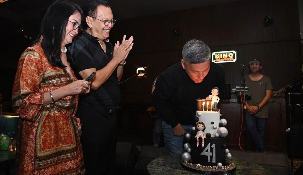 Melalui unggahannya, hadir juga sang ayah, Roy Marten di tengah-tengah acara