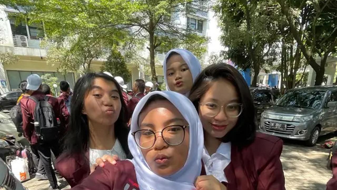 6 Potret Shakiena Azalea Anak Okie Agustina Kini Sudah Kuliah, LDR dengan Keluarga