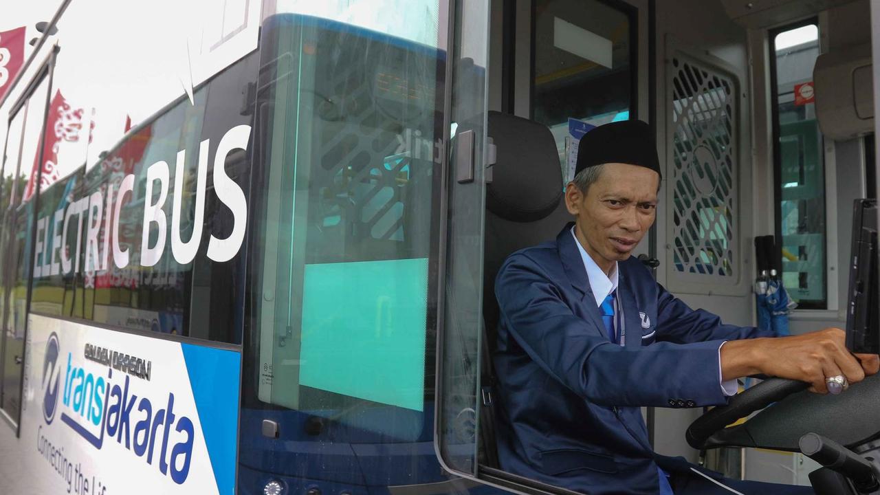 TransJakarta Listrik di Monas