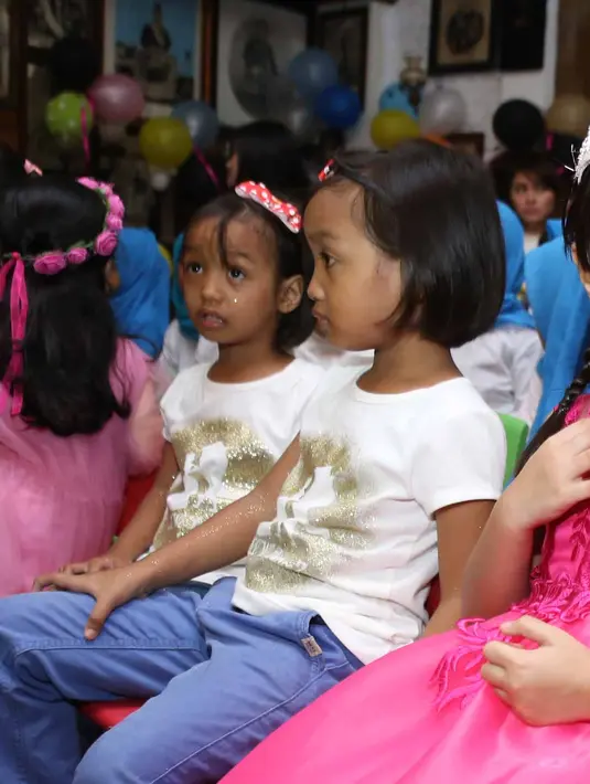 Pertanyaan soal hadiah pun diajukan oleh kedua orang tuanya, Mulan Jameela dan Ahmad Dhani. Shafeea pun hanya menyebutkan dua barang permainan yang sedang digemarinya belakangan ini. (Nurwahyunan/Bintang.com)