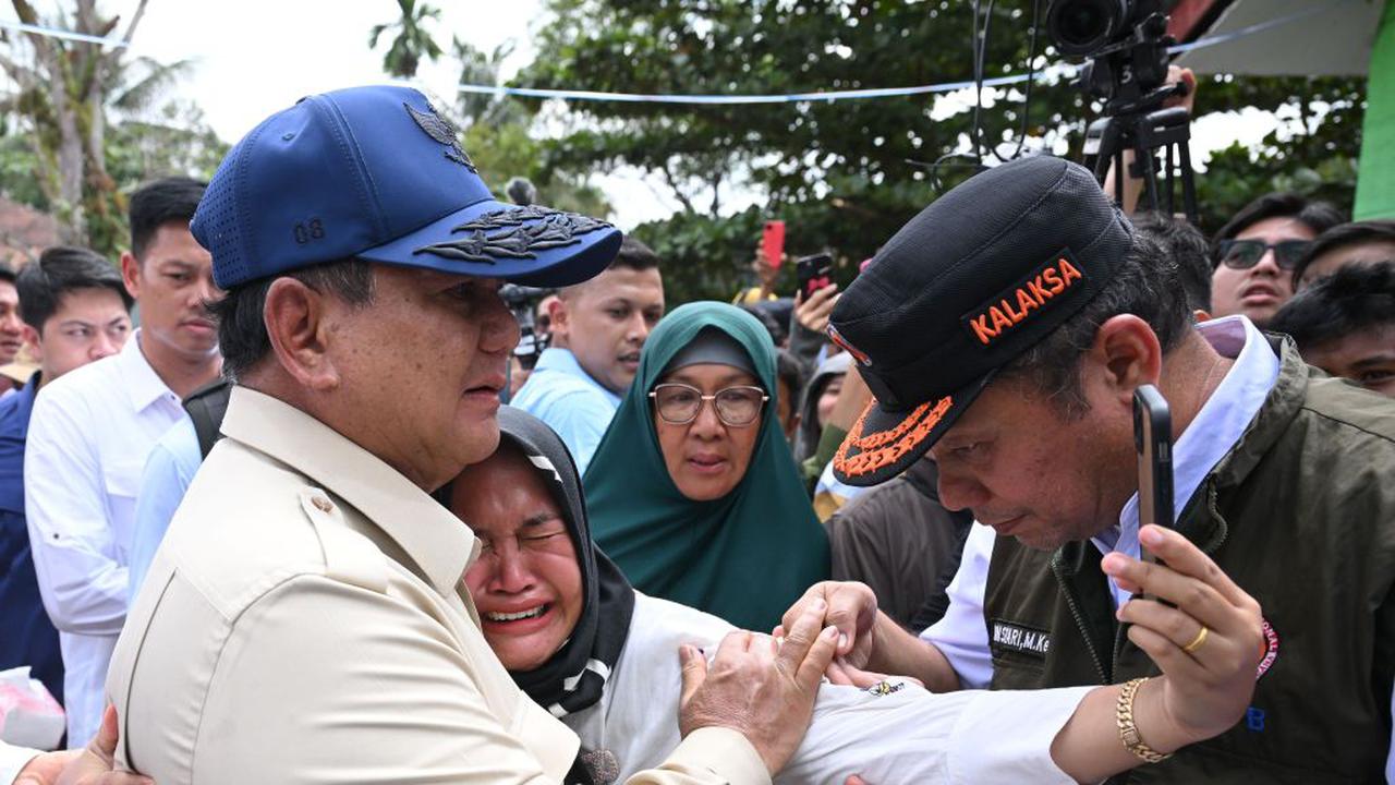 Presiden Prabowo Subianto saat meninjau warga terdampak banjir di sejumlah daerah di Provinsi Sumatera Utara.