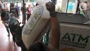 Warga antre menggunakan ATM Pertanian Si Komandan untuk mendapatkan beras gratis di Kodim 0606/Kota Bogor, Jawa Barat, Minggu (26/4/2020). Kementerian Pertanian bersama Bank BNI, dan TNI AD  menempatkan ATM beras gratis di sejumlah Kodim di wilayah Jabodetabek. (merdeka.com/Arie Basuki)
