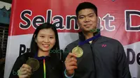 Praveen Jordan dan Debby Susanto memegang medali juara All England saat tiba di Bandara Soekarno-Hatta, Rabu (15/3/2016). (Bola.com/Nicklas Hanoatubun)